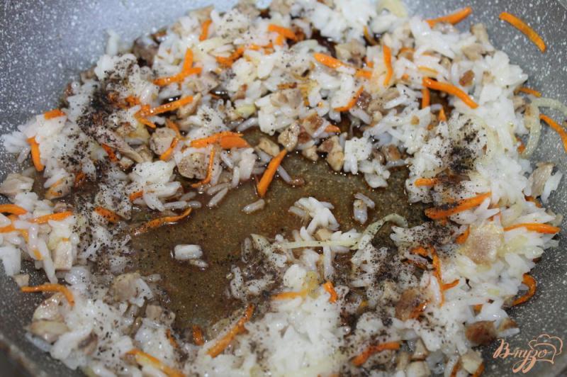 Фото приготовление рецепта: Отварной рис с куриным филе в соевом соусе шаг №4