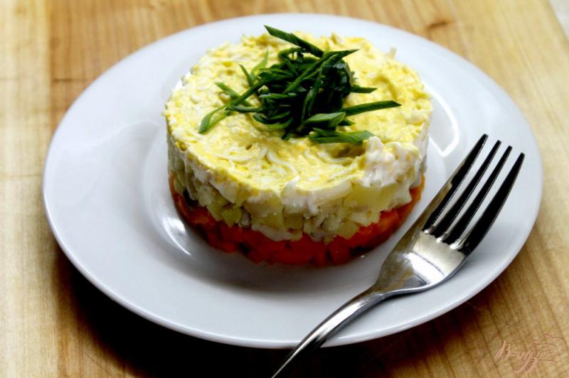 Фото приготовление рецепта: Слоеный салат с сельдью и яйцом шаг №5