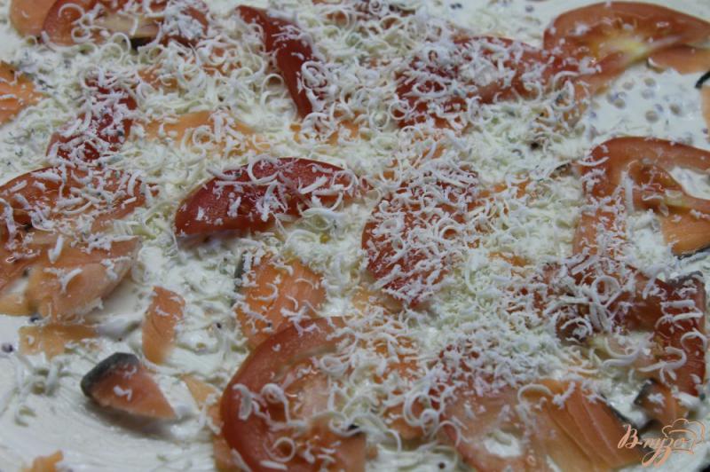 Фото приготовление рецепта: Пицца с красной рыбой, помидором и сырами шаг №6