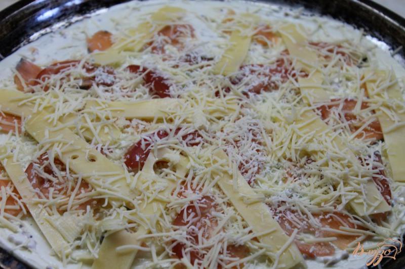 Фото приготовление рецепта: Пицца с красной рыбой, помидором и сырами шаг №8