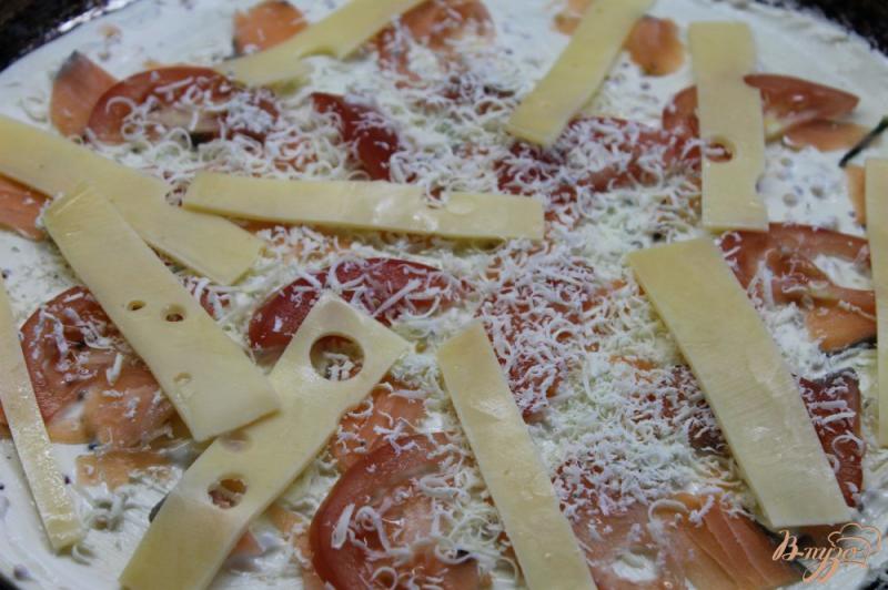 Фото приготовление рецепта: Пицца с красной рыбой, помидором и сырами шаг №7