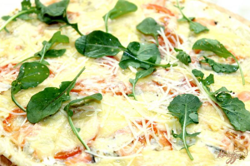 Фото приготовление рецепта: Пицца с красной рыбой, помидором и сырами шаг №9