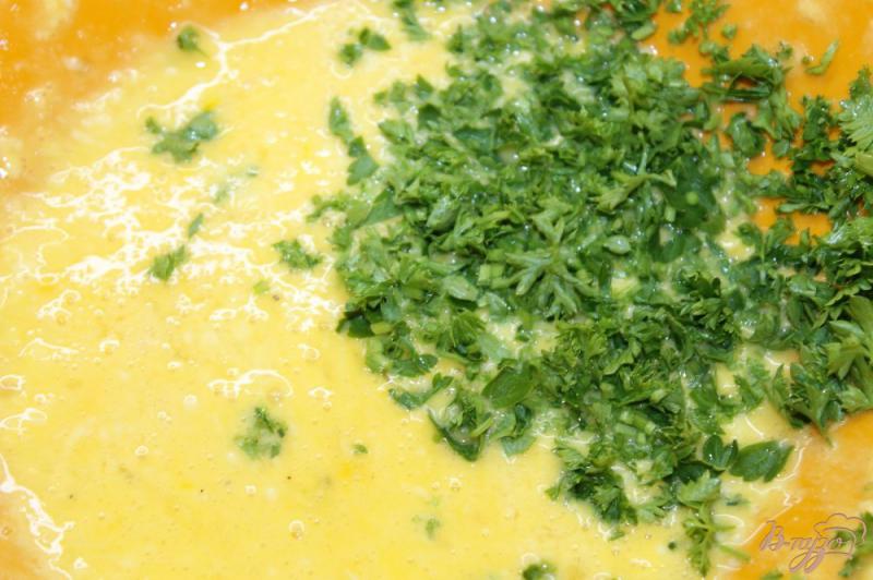 Фото приготовление рецепта: Куриная отбивная в кляре с зеленью и зеленым луком шаг №2