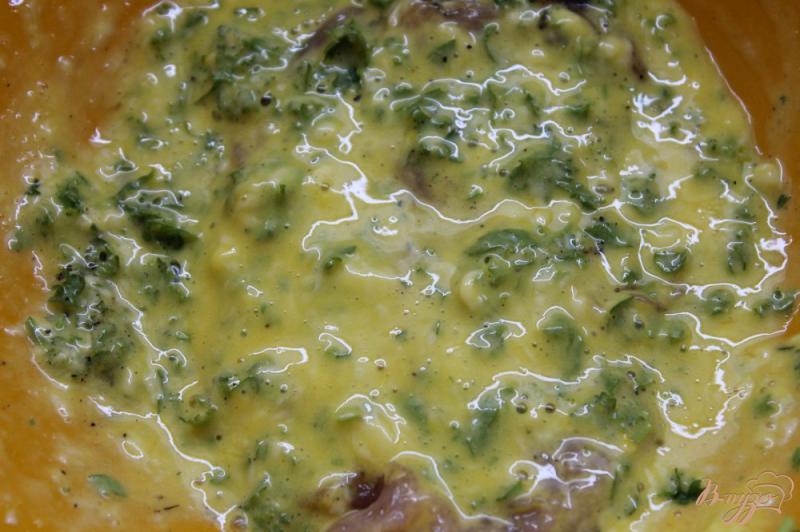 Фото приготовление рецепта: Куриная отбивная в кляре с зеленью и зеленым луком шаг №3