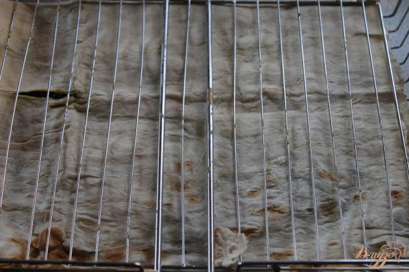 Фото приготовление рецепта: Лаваш с сыром и луком - порей на мангале шаг №6