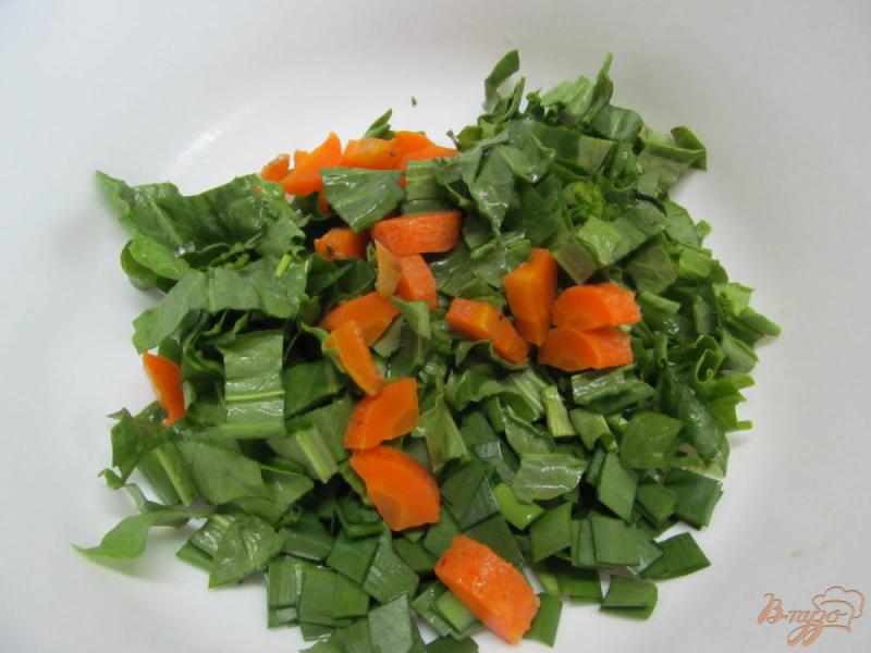 Фото приготовление рецепта: Зеленый омлет с сыром с плесенью шаг №2