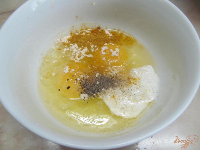 Фото приготовление рецепта: Зеленый омлет с сыром с плесенью шаг №3