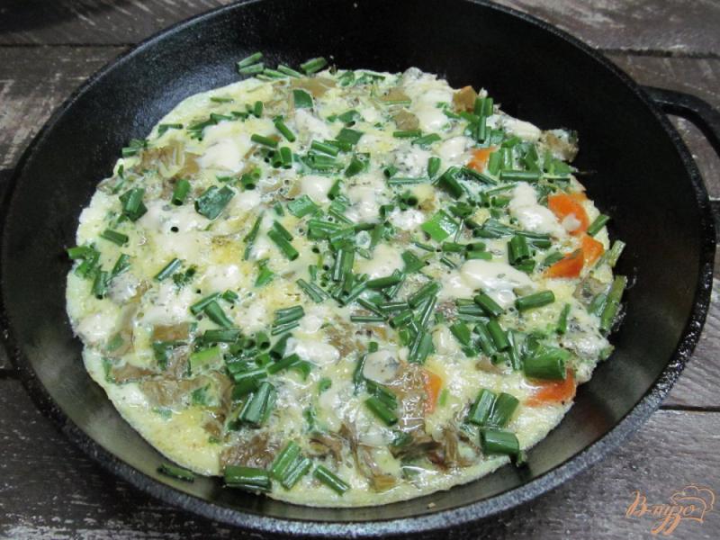 Фото приготовление рецепта: Зеленый омлет с сыром с плесенью шаг №7