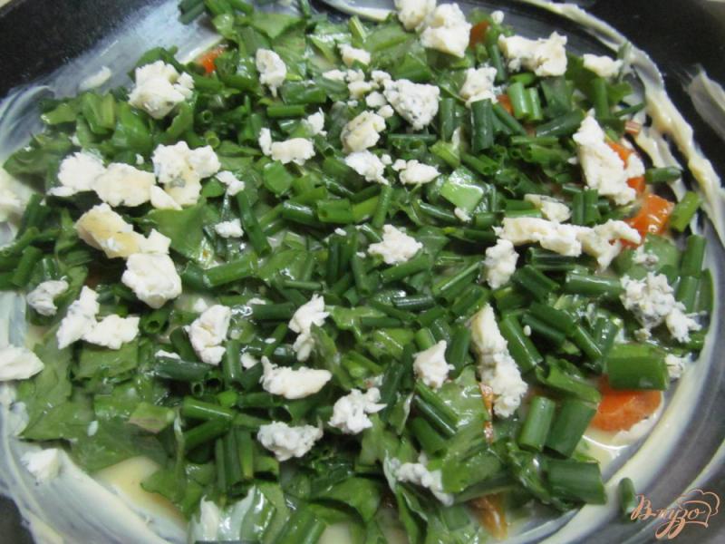 Фото приготовление рецепта: Зеленый омлет с сыром с плесенью шаг №6