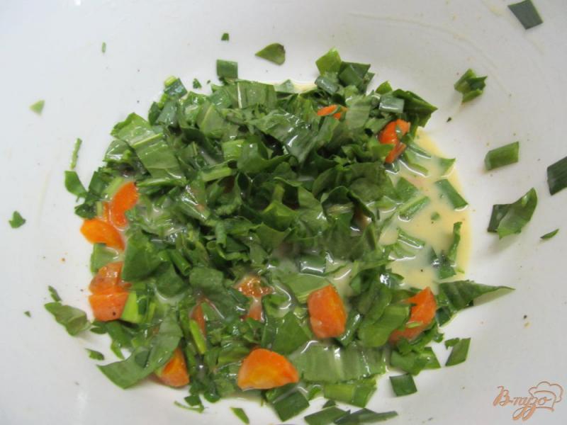Фото приготовление рецепта: Зеленый омлет с сыром с плесенью шаг №4