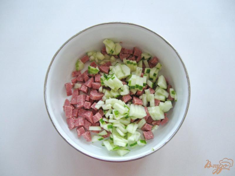 Фото приготовление рецепта: Салат с копченой колбасой шаг №2