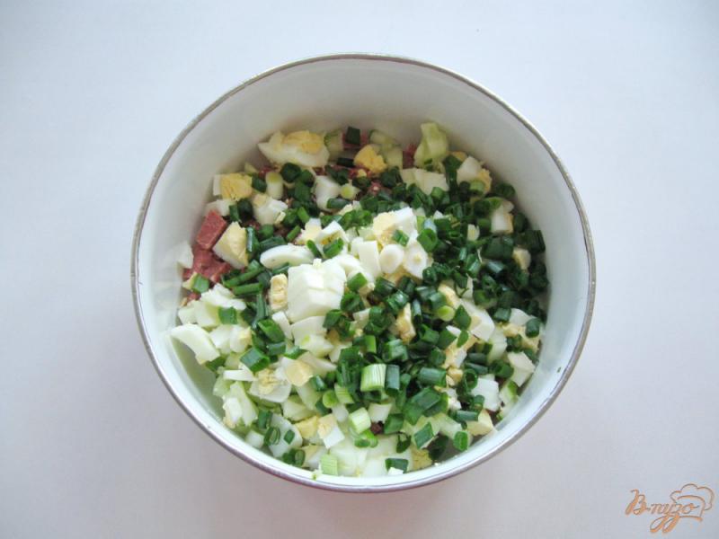 Фото приготовление рецепта: Салат с копченой колбасой шаг №4