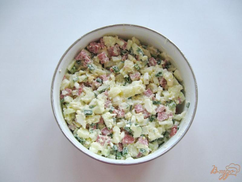 Фото приготовление рецепта: Салат с копченой колбасой шаг №7