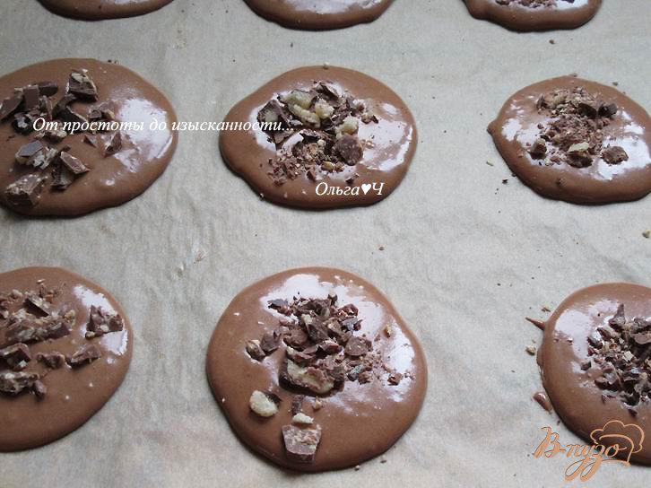 Фото приготовление рецепта: Шоколадное печенье с кусочками шоколада шаг №4
