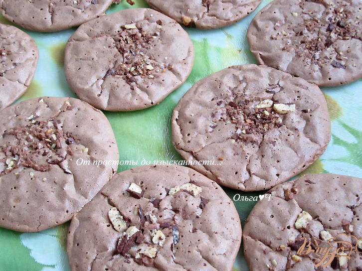 Фото приготовление рецепта: Шоколадное печенье с кусочками шоколада шаг №5