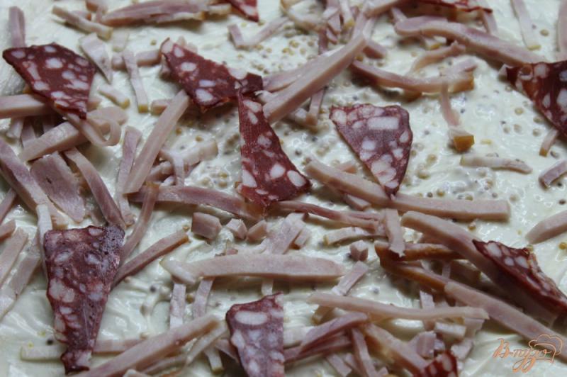 Фото приготовление рецепта: Пицца с четырьмя видами мяса шаг №5