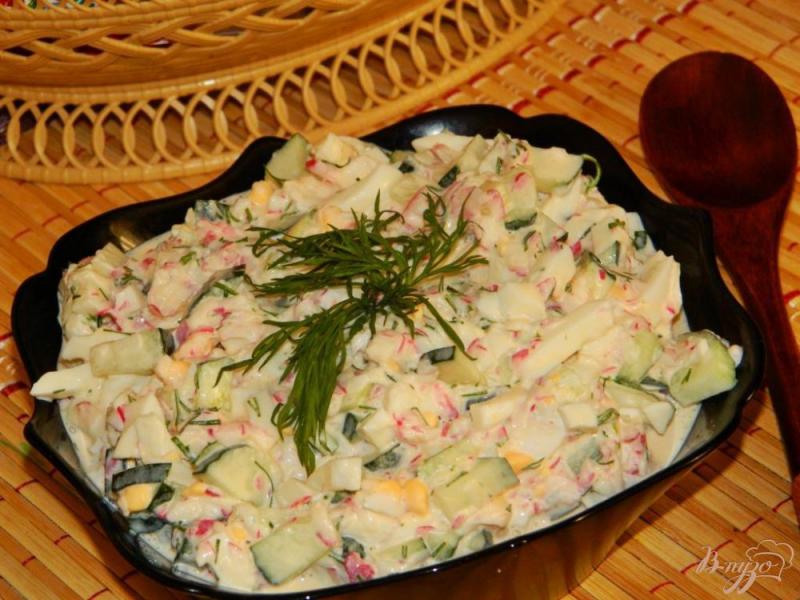 Фото приготовление рецепта: Салат из редиса с огурцами шаг №4