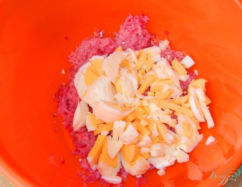 Фото приготовление рецепта: Салат из редиса с огурцами шаг №2