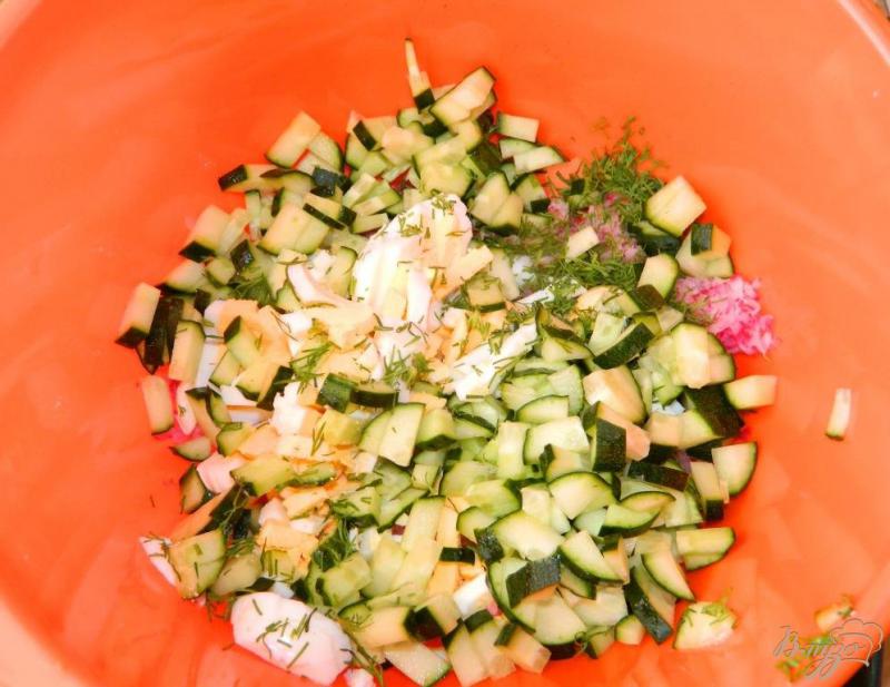 Фото приготовление рецепта: Салат из редиса с огурцами шаг №3