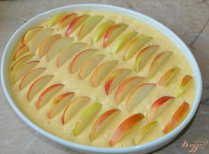 Фото приготовление рецепта: Творожная запеканка с яблоками шаг №3