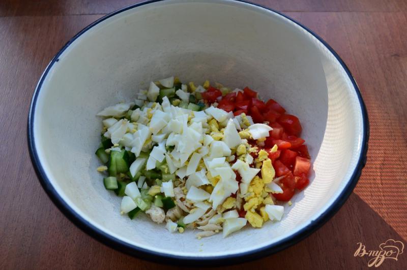 Фото приготовление рецепта: Куриный салат с огурцами, помидорами и сыром шаг №2