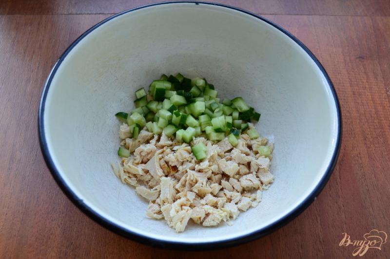 Фото приготовление рецепта: Куриный салат с огурцами, помидорами и сыром шаг №1