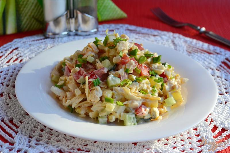 Фото приготовление рецепта: Куриный салат с огурцами, помидорами и сыром шаг №5