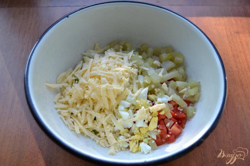 Фото приготовление рецепта: Куриный салат с огурцами, помидорами и сыром шаг №3