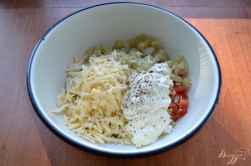 Фото приготовление рецепта: Куриный салат с огурцами, помидорами и сыром шаг №4