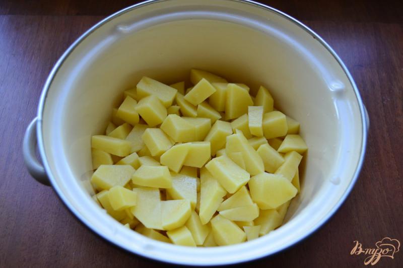 Фото приготовление рецепта: Картофельный суп с шампиньонами шаг №1