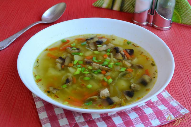 Фото приготовление рецепта: Картофельный суп с шампиньонами шаг №6