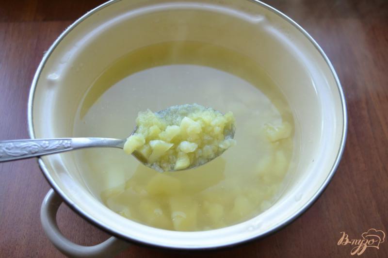 Фото приготовление рецепта: Картофельный суп с шампиньонами шаг №4