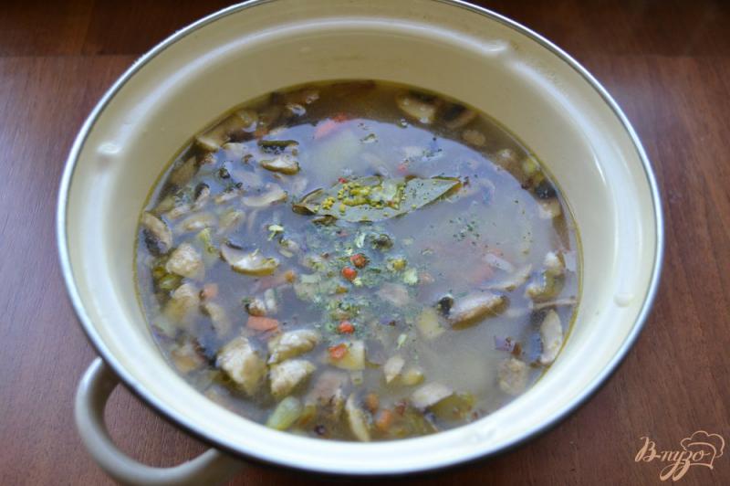 Фото приготовление рецепта: Картофельный суп с шампиньонами шаг №5
