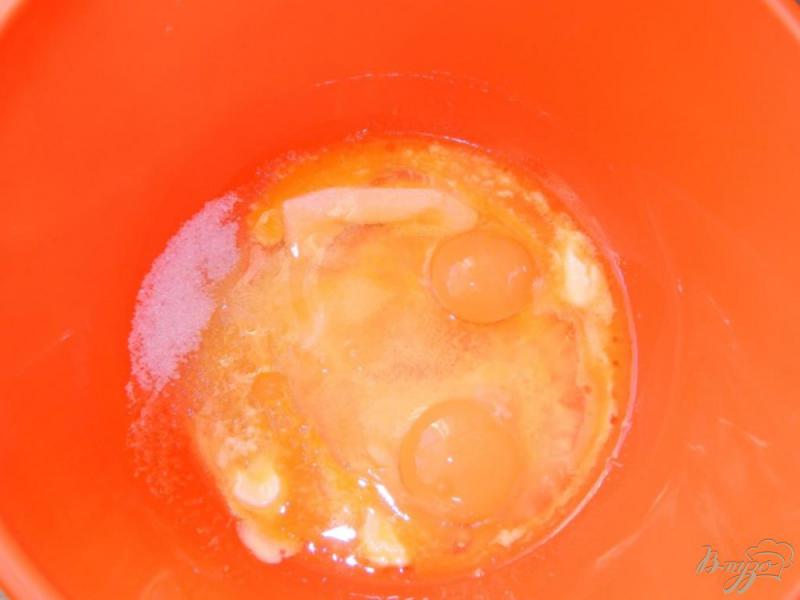 Фото приготовление рецепта: Творожный пирог с яблоками под кокосовой карамелью шаг №1