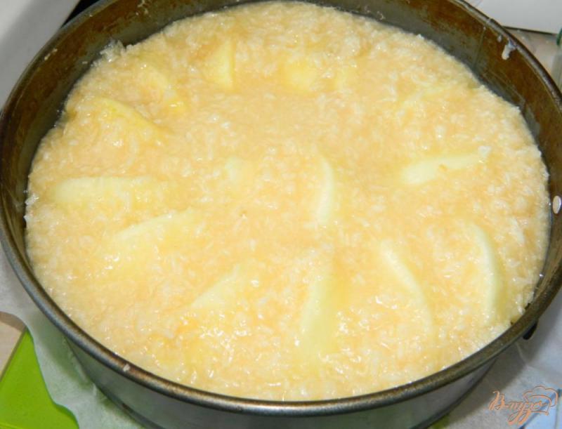 Фото приготовление рецепта: Творожный пирог с яблоками под кокосовой карамелью шаг №5
