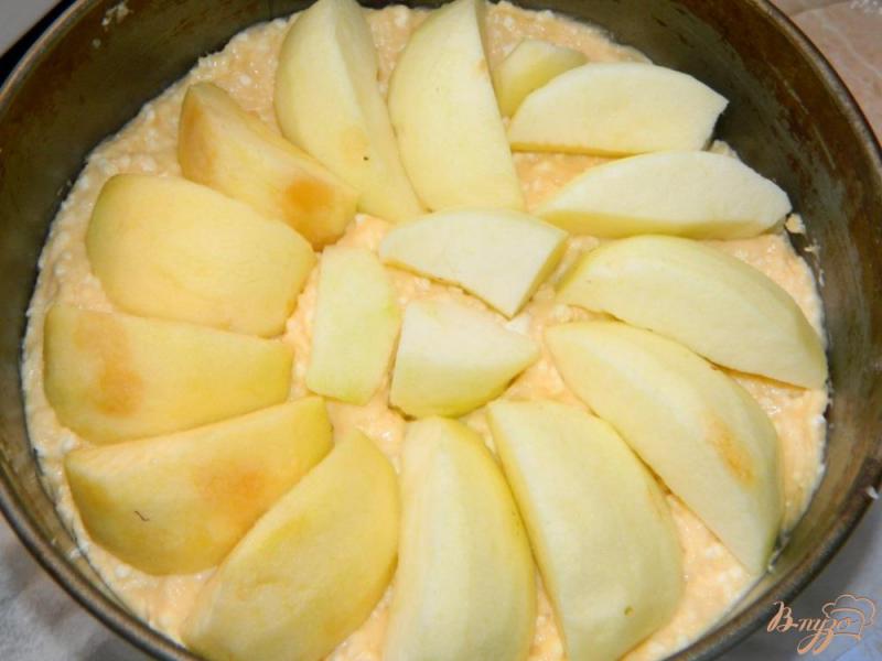 Фото приготовление рецепта: Творожный пирог с яблоками под кокосовой карамелью шаг №3