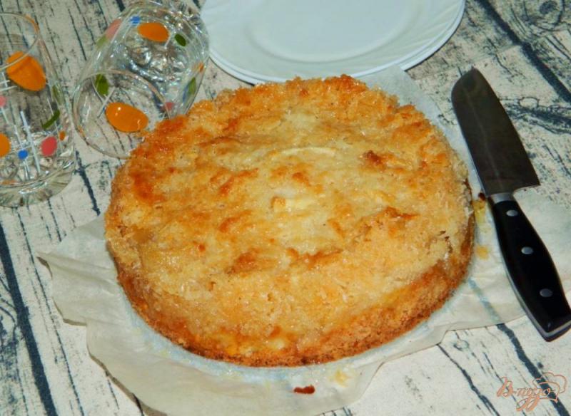 Фото приготовление рецепта: Творожный пирог с яблоками под кокосовой карамелью шаг №6
