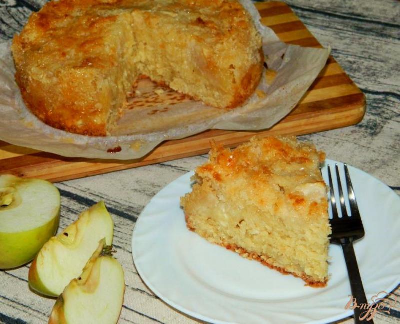 Фото приготовление рецепта: Творожный пирог с яблоками под кокосовой карамелью шаг №7