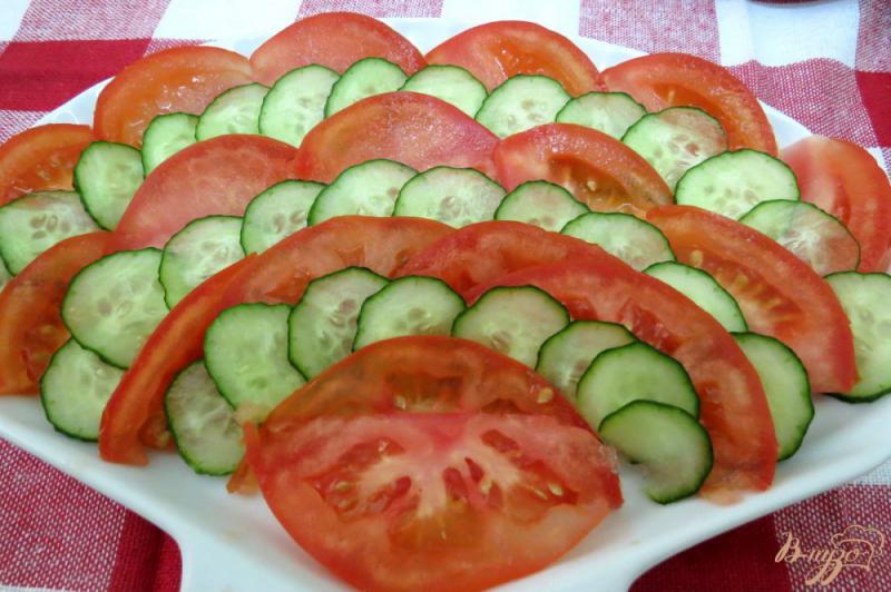 Фото приготовление рецепта: Салат из огурцов,  помидоров и хрена шаг №3