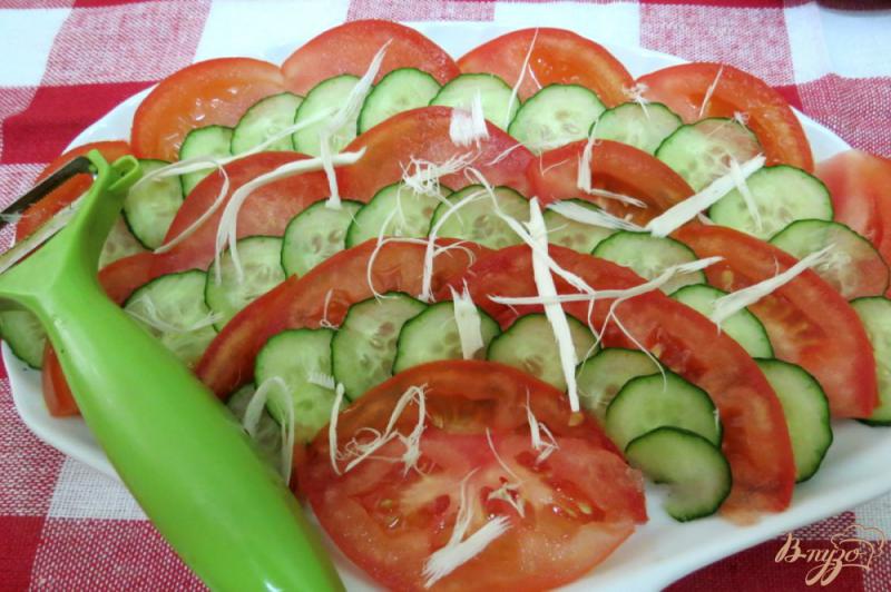 Фото приготовление рецепта: Салат из огурцов,  помидоров и хрена шаг №4