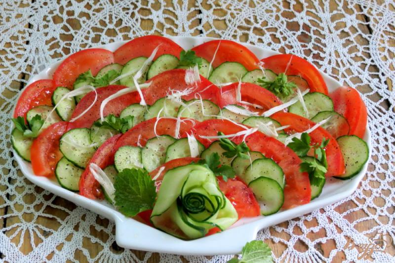 Фото приготовление рецепта: Салат из огурцов,  помидоров и хрена шаг №5