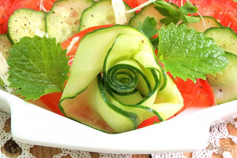Фото приготовление рецепта: Салат из огурцов,  помидоров и хрена шаг №6