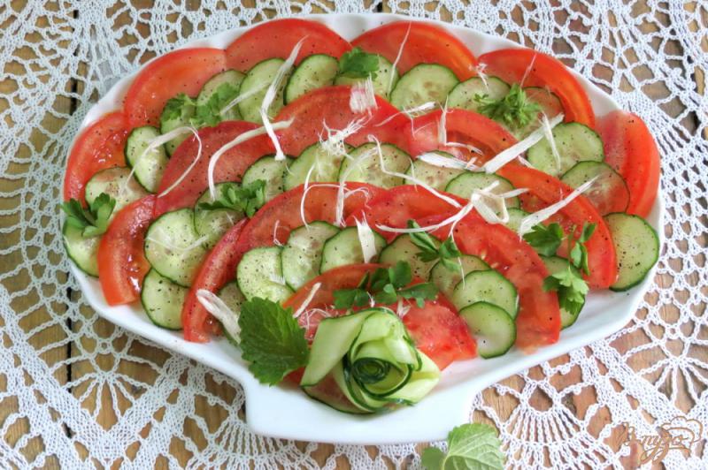 Фото приготовление рецепта: Салат из огурцов,  помидоров и хрена шаг №7