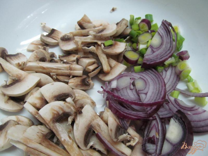 Фото приготовление рецепта: Капустный салат с шампиньоном шаг №1