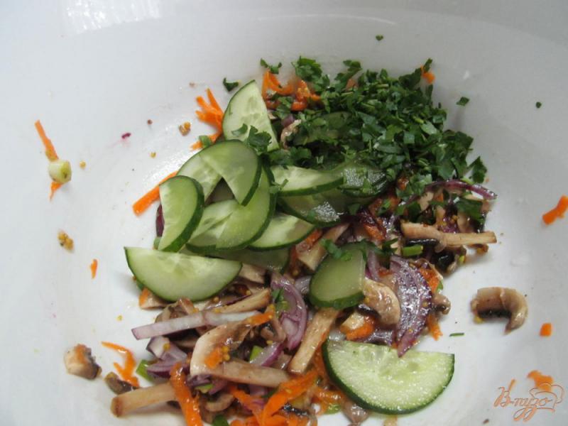 Фото приготовление рецепта: Капустный салат с шампиньоном шаг №3