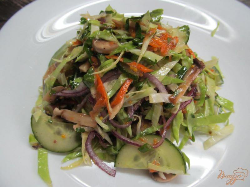 Фото приготовление рецепта: Капустный салат с шампиньоном шаг №5