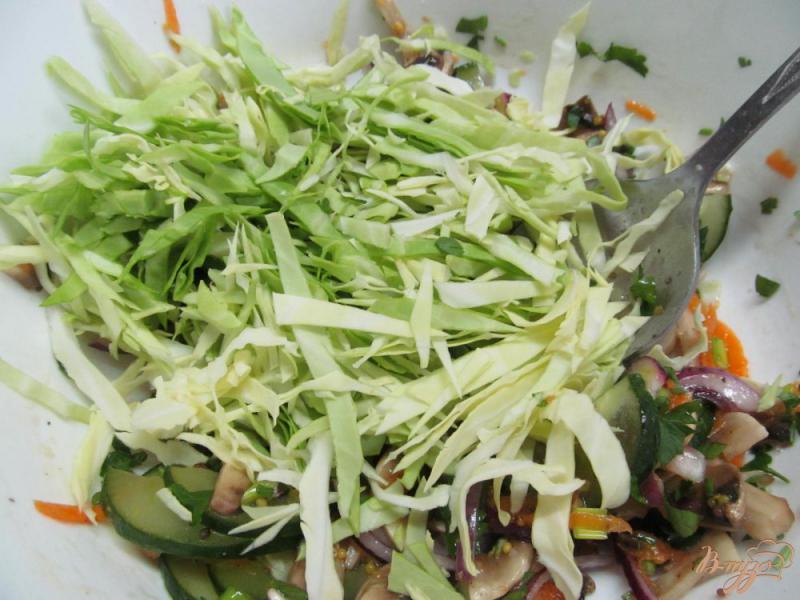 Фото приготовление рецепта: Капустный салат с шампиньоном шаг №4