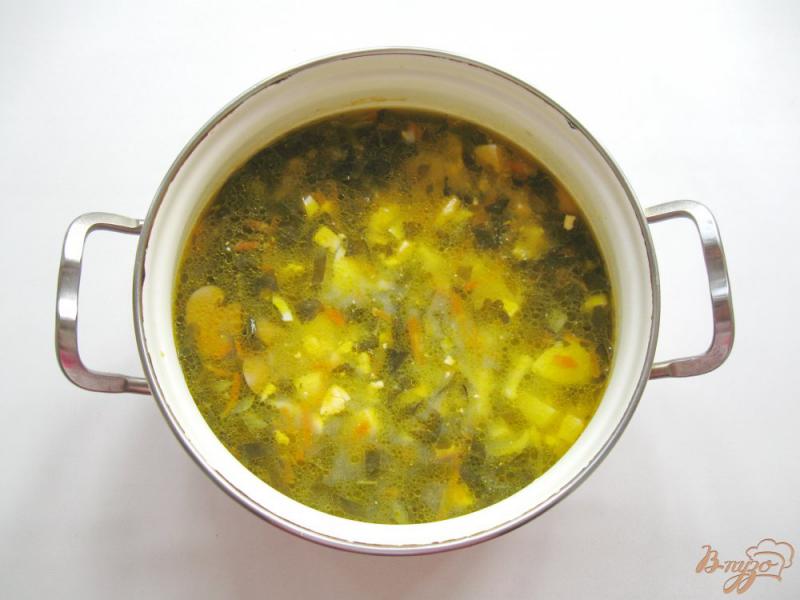 Фото приготовление рецепта: Суп из щавеля с грибами шаг №7