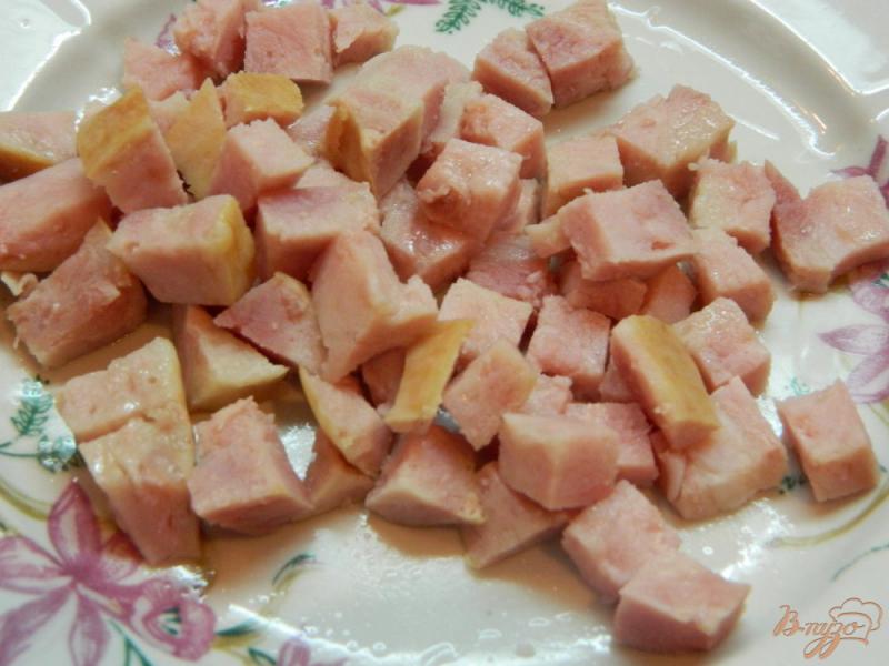 Фото приготовление рецепта: Мясной салат с сухариками шаг №2