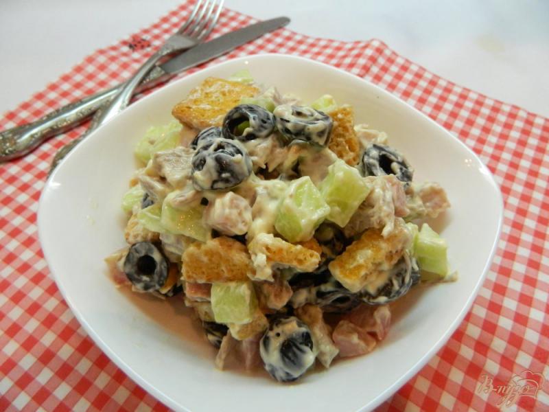 Фото приготовление рецепта: Мясной салат с сухариками шаг №7